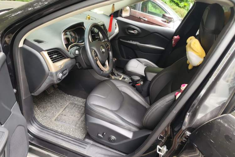 Used Jeep Cherokee 2017 2.4L Leading Smart Edition Driver Seat