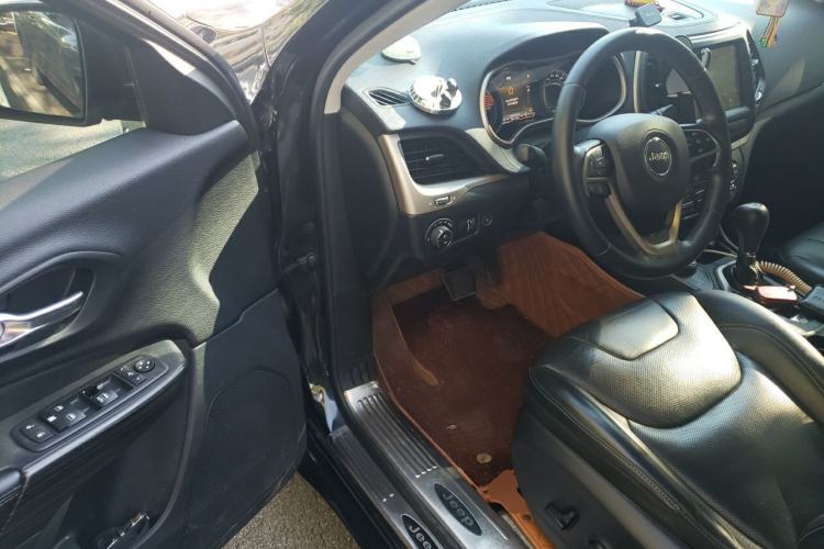 Used Jeep Cherokee 2017 2.4L Excellence Edition Driver Seat