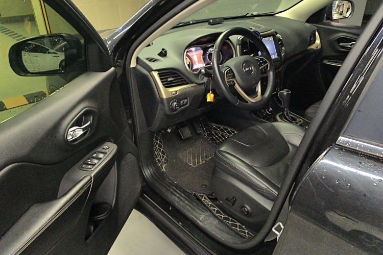 Used Jeep Cherokee 2017 2.0L Superior Edition Driver Seat
