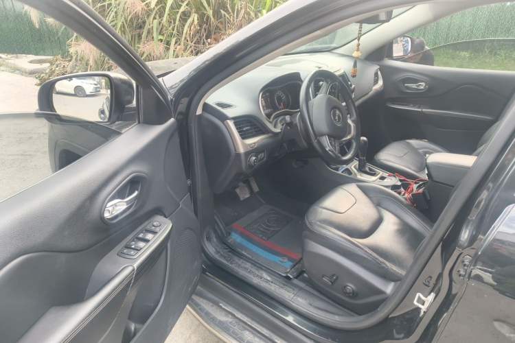 Used Jeep Cherokee 2017 2.4L Leading Smart Edition Driver Seat