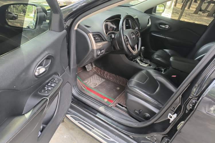 Used Jeep Cherokee 2017 2.4L Leading Smart Edition Driver Seat
