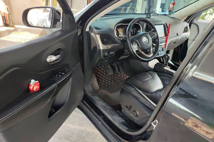 Used Jeep Cherokee 2017 2.0L Superior Edition Driver Seat