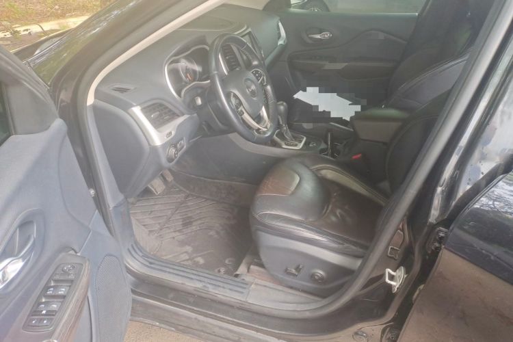 Used Jeep Cherokee 2017 2.0L Superior Edition Driver Seat