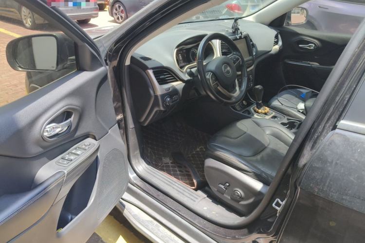 Used Jeep Cherokee 2017 2.4L Leading Smart Edition Driver Seat