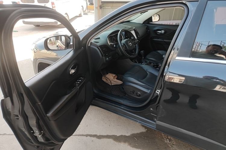 Used Jeep Cherokee 2017 2.0L Superior Edition Driver Seat