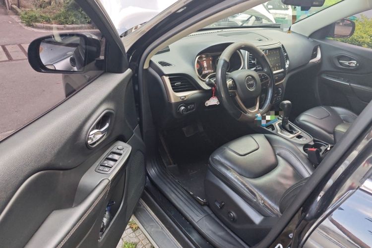 Used Jeep Cherokee 2017 2.0L Superior Edition Driver Seat