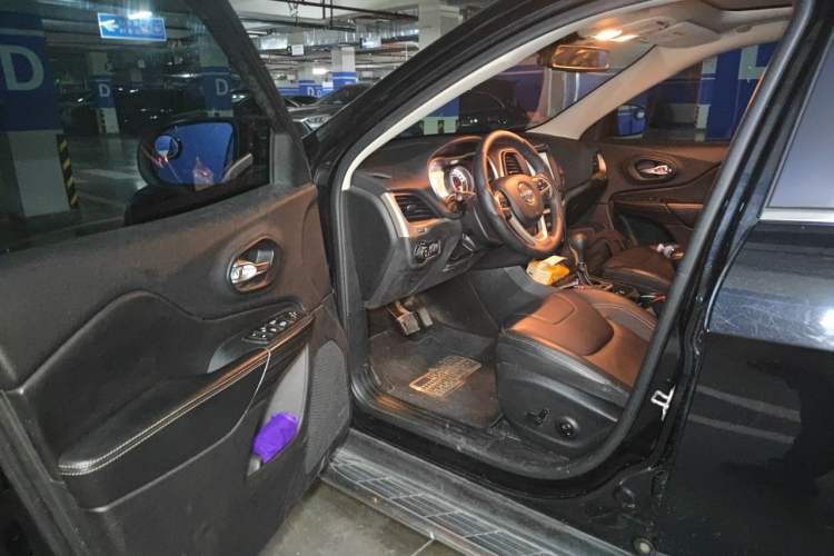 Used Jeep Cherokee 2017 2.0L Superior Edition Driver Seat