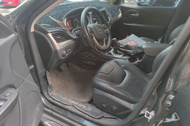 Used Jeep Cherokee 2017 2.0L Superior Edition Driver Seat