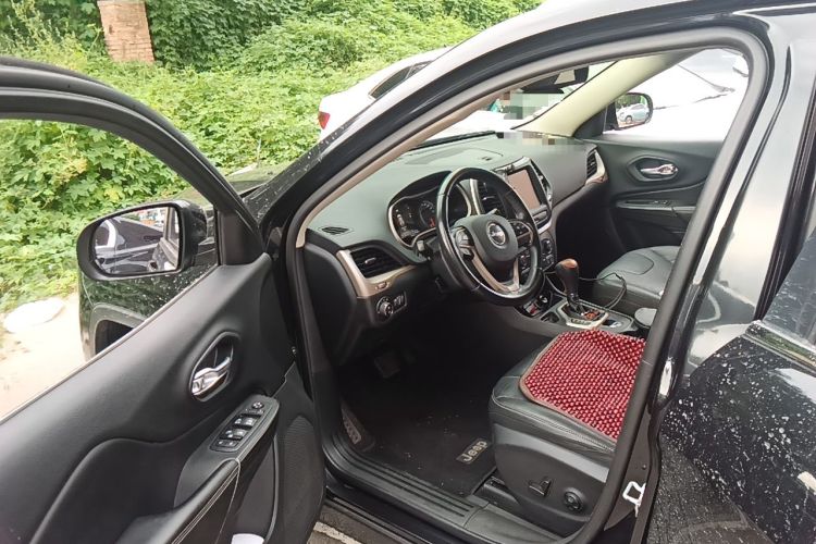 Used Jeep Cherokee 2017 2.0L Superior Edition Driver Seat