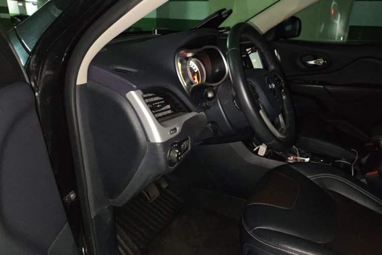 Used Jeep Cherokee 2017 2.0L Superior Edition Driver Seat