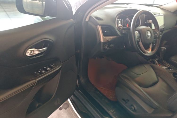 Used Jeep Cherokee 2017 2.4L Leading Edition Driver Seat