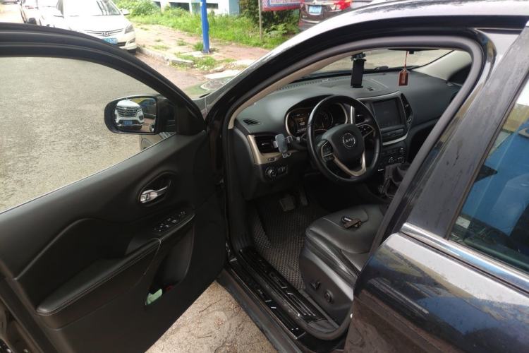 Used Jeep Cherokee 2017 2.4L Leading Smart Edition Driver Seat