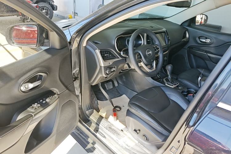 Used Jeep Cherokee 2017 2.0L Superior Edition Driver Seat