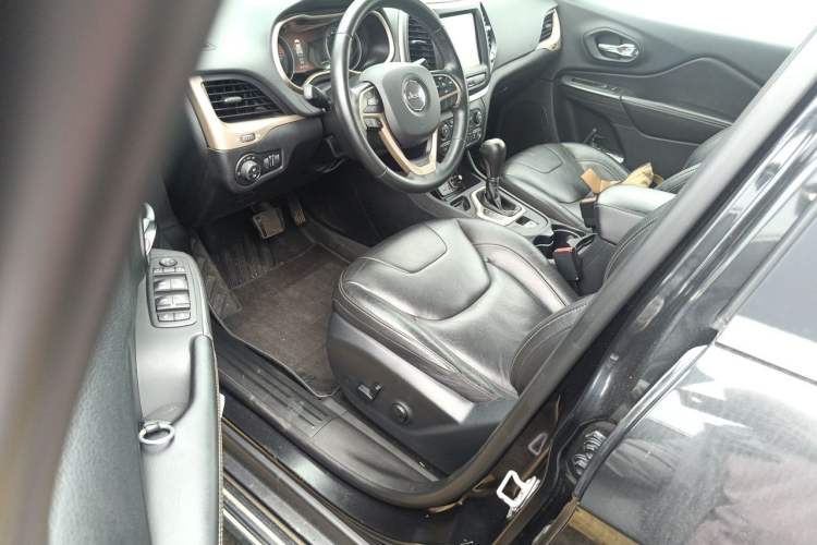 Used Jeep Cherokee 2017 2.0L Superior Edition Driver Seat