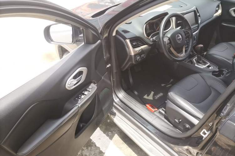 Used Jeep Cherokee 2017 2.0L Superior Edition Driver Seat