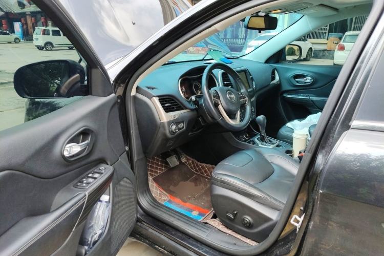 Used Jeep Cherokee 2017 2.0L Superior Edition Driver Seat