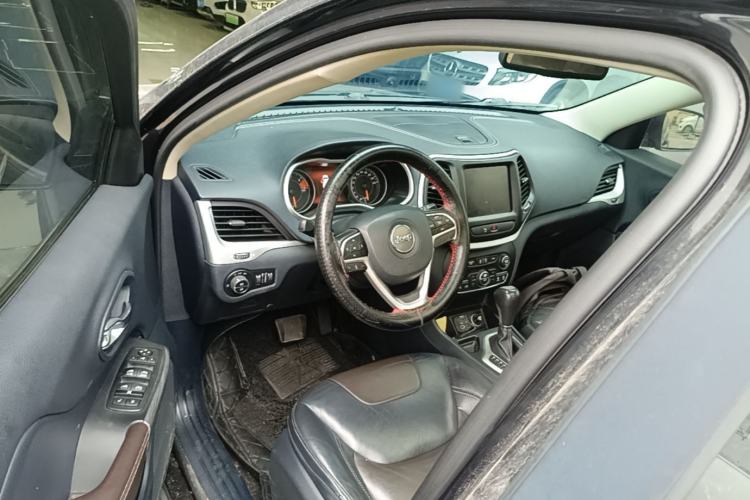 Used Jeep Cherokee 2017 2.4L Leading Smart Edition Driver Seat