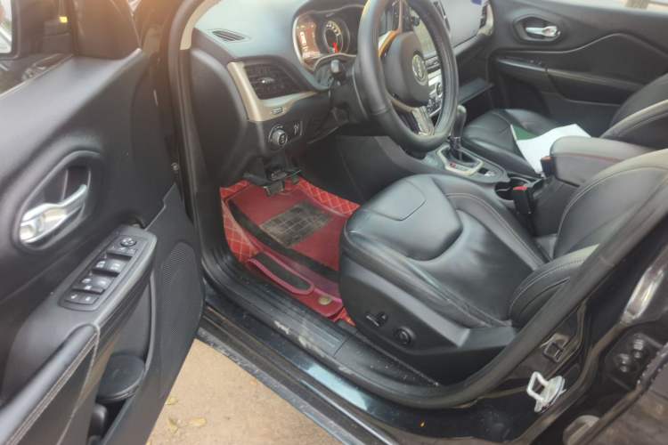 Used Jeep Cherokee 2017 2.4L Professional Smart Edition Driver Seat