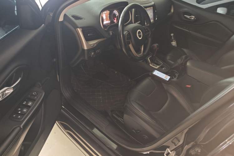 Used Jeep Cherokee 2017 2.0L Superior Edition Driver Seat