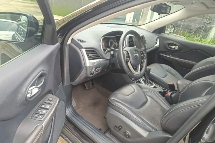 Used Jeep Cherokee 2017 2.0L Superior Edition Driver Seat
