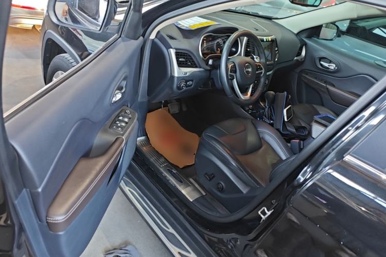 Used Jeep Cherokee 2017 2.0L Superior Edition Driver Seat