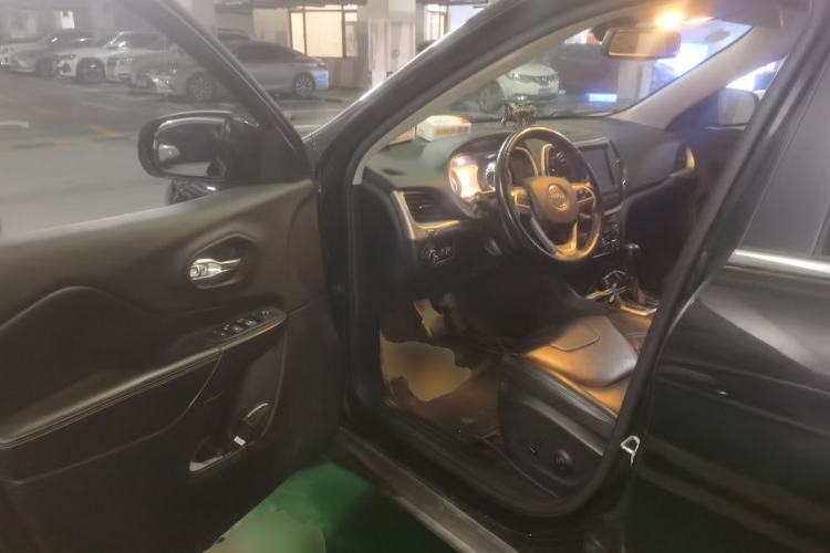 Used Jeep Cherokee 2017 2.0L Superior Edition Driver Seat