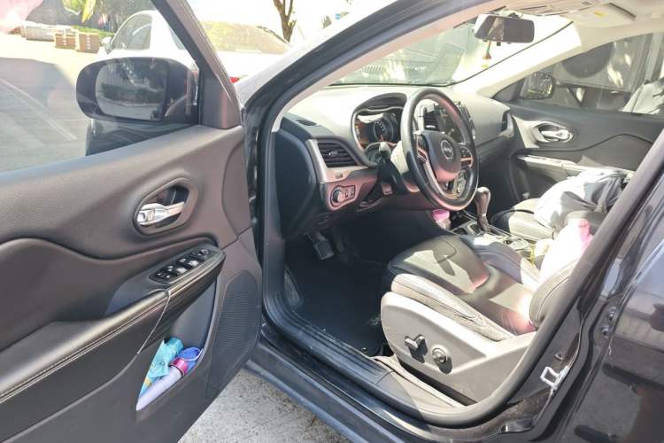 Used Jeep Cherokee 2017 2.4L Leading Smart Edition Driver Seat