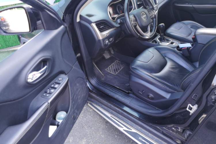 Used Jeep Cherokee 2017 2.0L Superior Edition Driver Seat