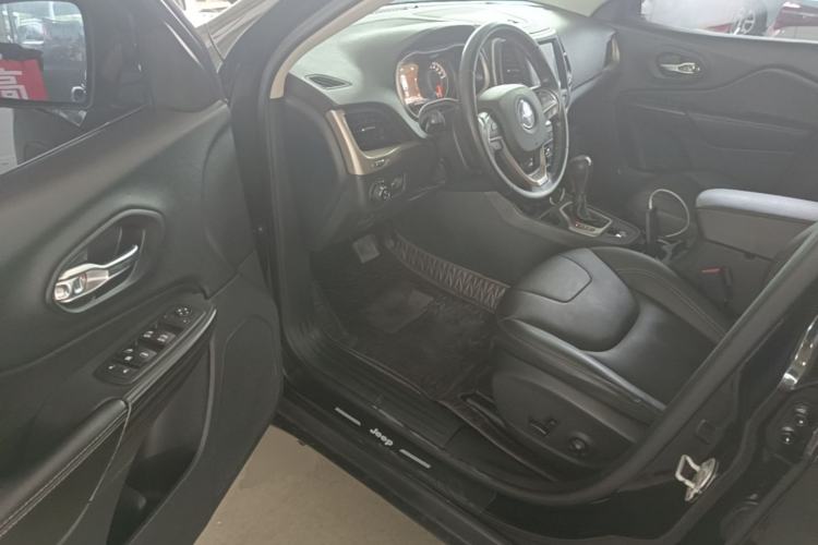 Used Jeep Cherokee 2017 2.0L Superior Edition Driver Seat
