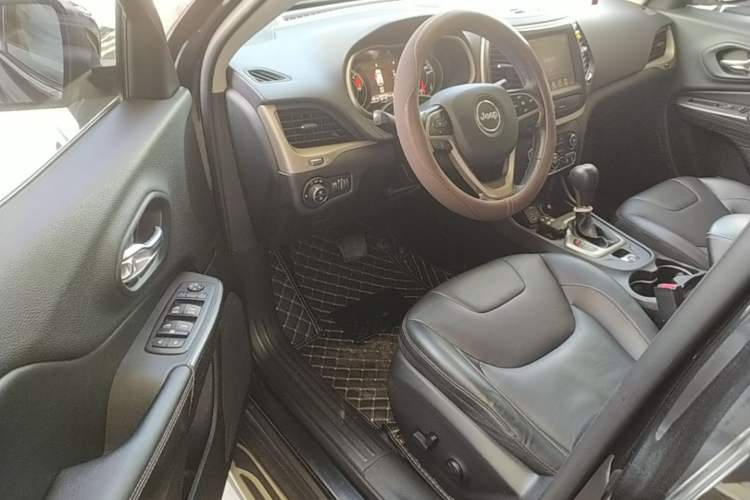 Used Jeep Cherokee 2017 2.0L Superior Edition Driver Seat