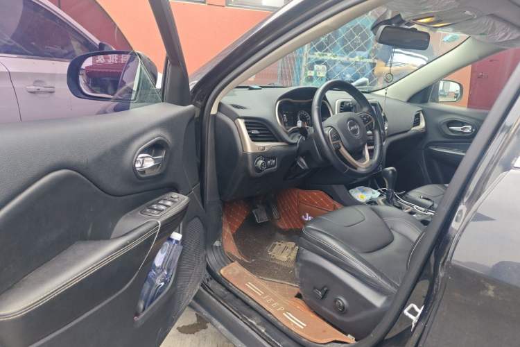 Used Jeep Cherokee 2017 2.0L Superior Edition Driver Seat