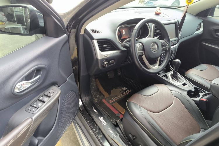 Used Jeep Cherokee 2017 2.0L Superior Edition Driver Seat