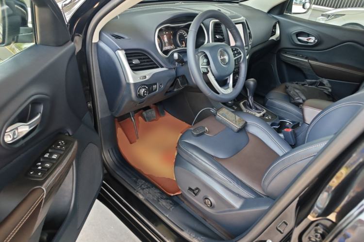 Used Jeep Cherokee 2017 2.4L Excellence Edition Driver Seat