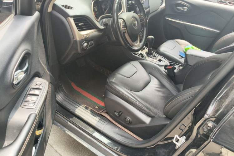 Used Jeep Cherokee 2017 2.4L Leading Edition Driver Seat