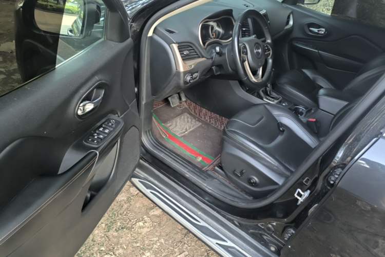 Used Jeep Cherokee 2017 2.4L Leading Smart Edition Driver Seat