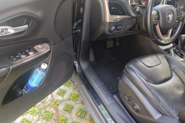 Used Jeep Cherokee 2017 2.0L Superior Edition Driver Seat