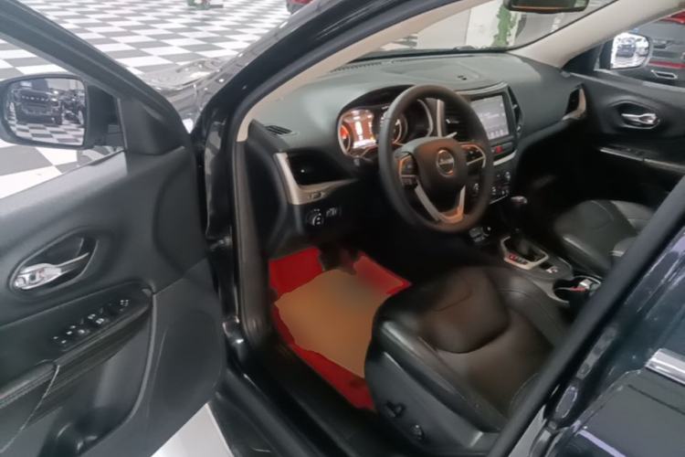 Used Jeep Cherokee 2017 2.0L Superior Edition Driver Seat
