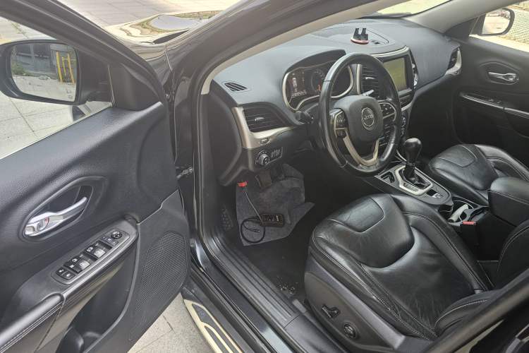 Used Jeep Cherokee 2017 2.0L Superior Edition Driver Seat