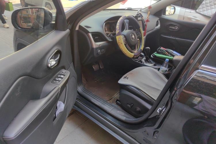 Used Jeep Cherokee 2017 2.4L Leading Smart Edition Driver Seat