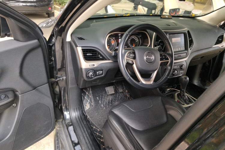 Used Jeep Cherokee 2017 2.0L Superior Edition Driver Seat