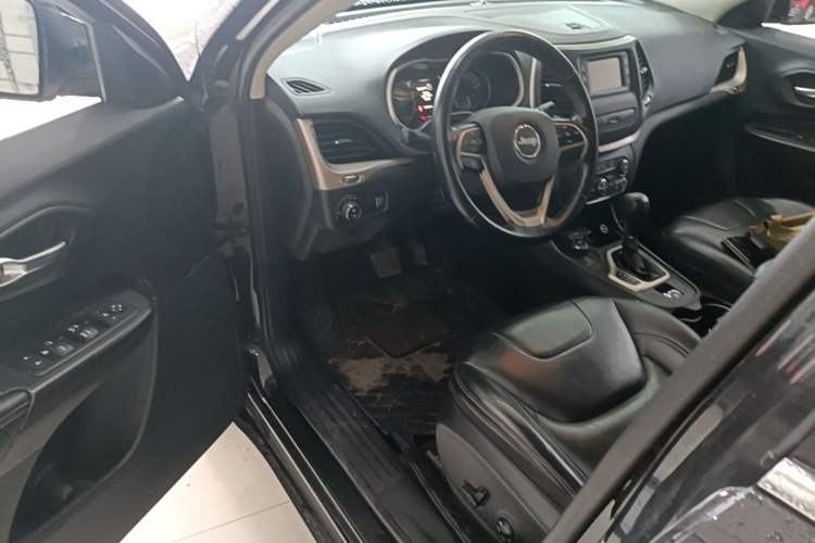 Used Jeep Cherokee 2017 2.4L Professional Edition Driver Seat
