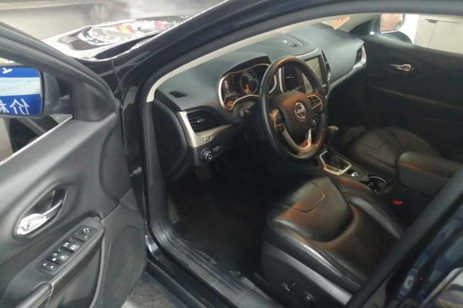 Used Jeep Cherokee 2017 2.0L Superior Edition Driver Seat