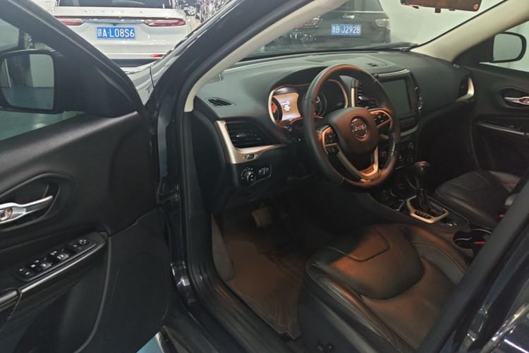 Used Jeep Cherokee 2017 2.4L Leading Smart Edition Driver Seat