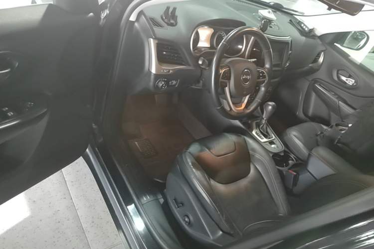 Used Jeep Cherokee 2017 2.0L Superior Edition Driver Seat