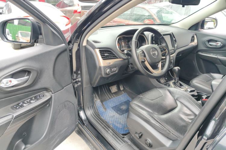 Used Jeep Cherokee 2017 2.0L Superior Edition Driver Seat