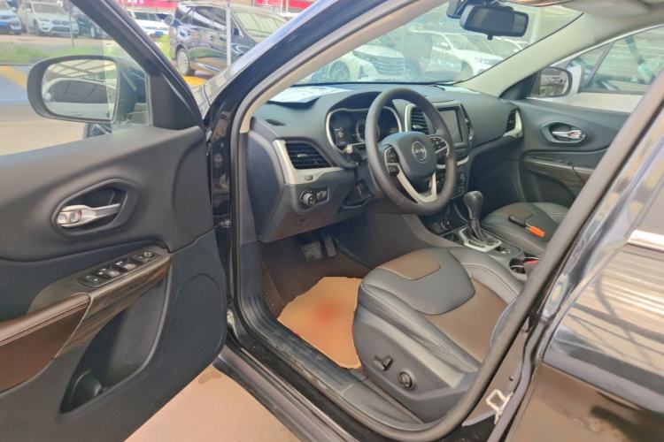 Used Jeep Cherokee 2017 2.4L Leading Smart Edition Driver Seat