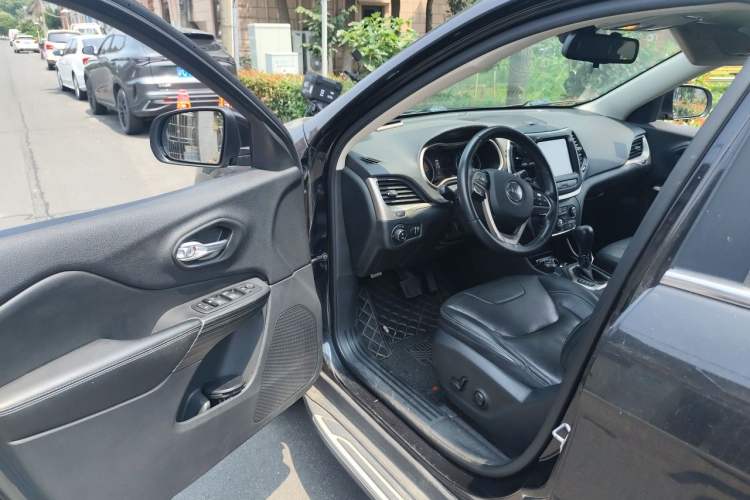 Used Jeep Cherokee 2017 2.4L Professional Smart Edition Driver Seat