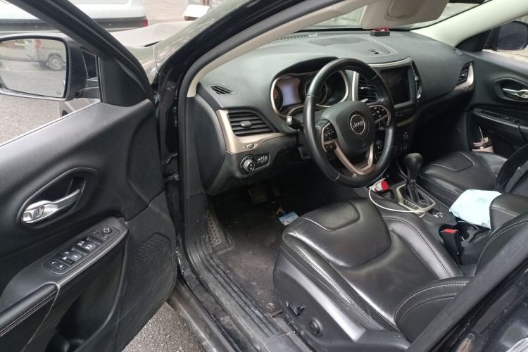 Used Jeep Cherokee 2017 2.0L Superior Edition Driver Seat