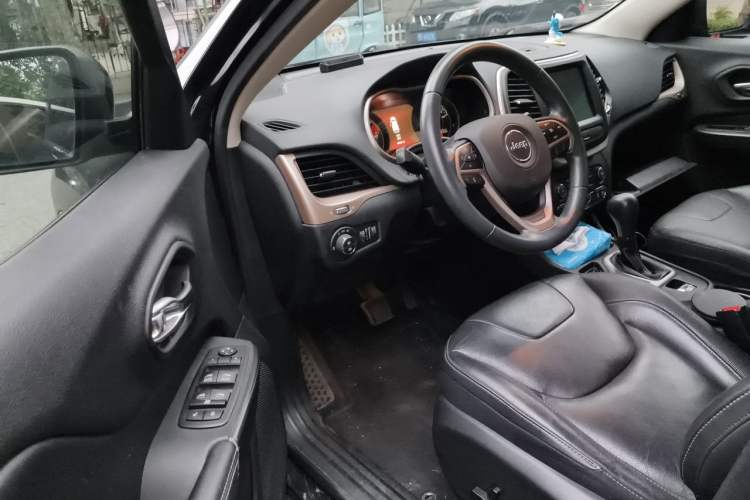 Used Jeep Cherokee 2017 2.0L Superior Edition Driver Seat