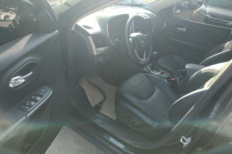 Used Jeep Cherokee 2017 2.4L Excellence Edition Driver Seat
